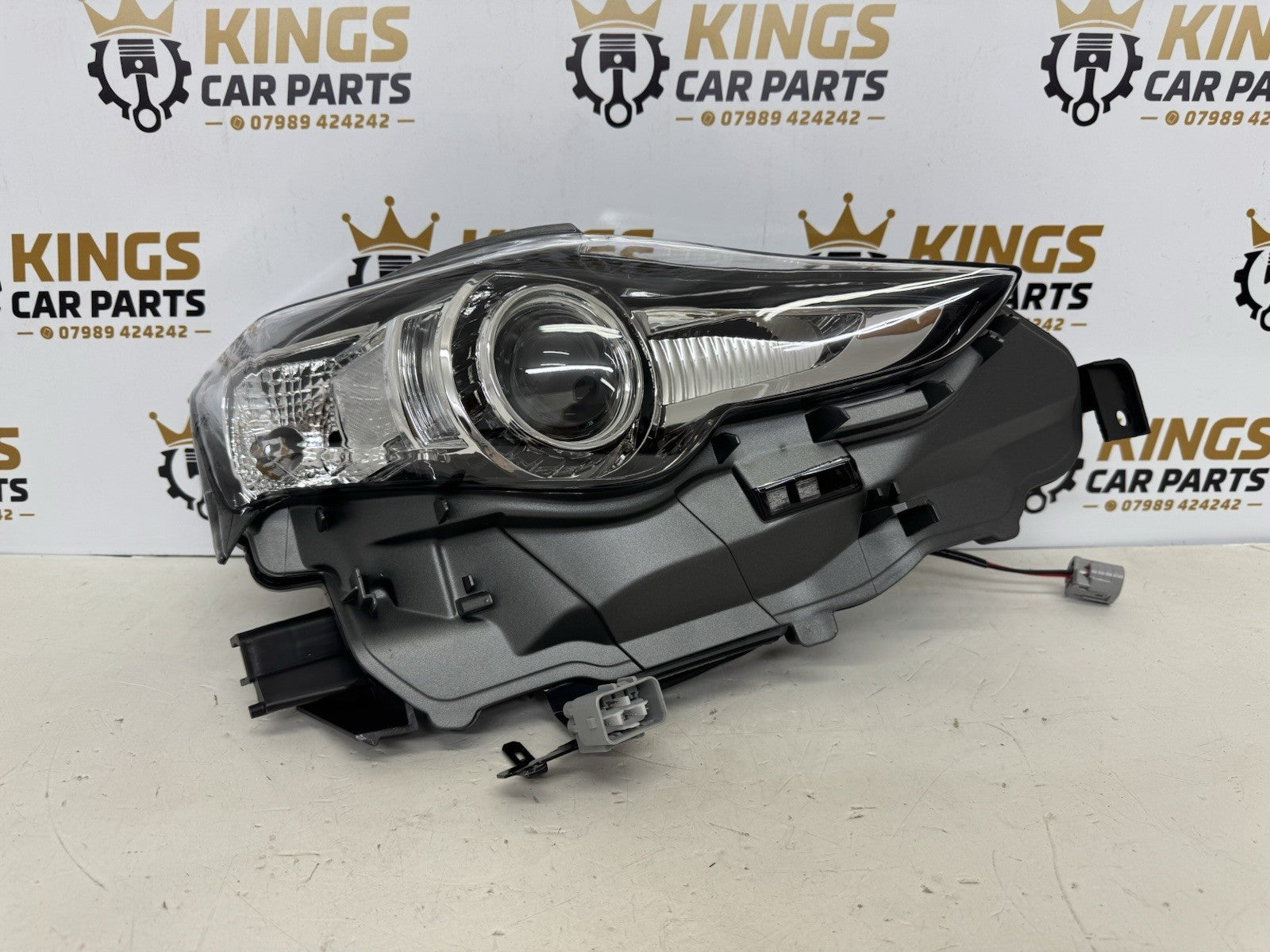 Lexus IS 300h 2013 - 2016 Front Right Xenon Headlight / Driver Side